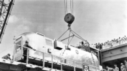 Mobilny obiekt kwarantanny podczas wyładunku z okrętu USS Hornet w Pearl Harbor w lipcu 1969 roku. W środku znajdują się astronauci, którzy jako pierwsi ludzie postawili stopę na Księżycu - zdjęcie 2